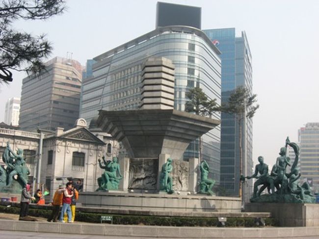 10:00　ダウン中の夫を置いてソウル散策へ。<br /><br />息子が噴水を見たいと熱望したので、<br />新世界百貨店前の噴水めがけてＧＯ。<br />「大きい噴水見れるよー。すごいんだよー。<br />だからがんばって歩こうね〜」<br /><br />←あっ！<br /><br />やってない上に清掃中。<br />息子、泣く。<br />