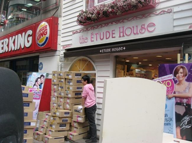 噴水スキーの息子の噴水モードはどうにも消えず、<br />噴水探しの旅に出ることに。<br />手始めに乙支路入口近くにある噴水へ行くも、水が出ていない…。<br />もしかして冬季休止中なの〜？<br />息子、泣く。<br /><br />+++<br /><br />←朝のエチュードハウス。<br />ダンボールどんだけ〜。<br />