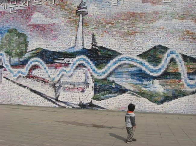 このままふらふらしてると迷子になりそうなのでホテルに戻ることに。<br /><br />プレジデントホテルの向こうが明洞だから…<br />歩いて帰ろう。<br />パパが待ってるよ。