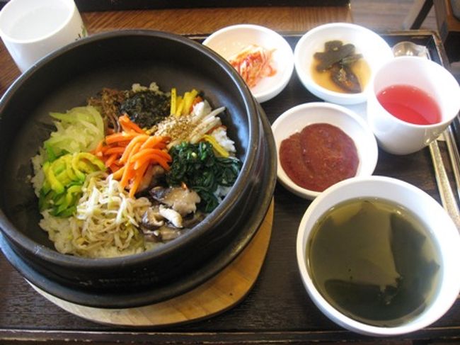 夫の野菜ビビンバ。<br />お野菜たっぷり。コチュジャンは別添えなので辛さ調整ができます。<br />わかめスープと伝統茶、キムチがついて600円(当時)で食べられちゃいますよ。円高ばんざい。
