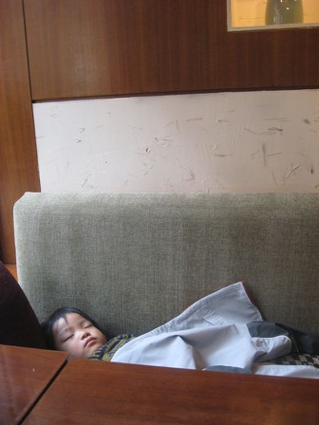 13:30　昼寝タイムはいつも突然に。<br /><br />食後の腹ごなしに仁寺洞を散策。<br />サムジキルをぶらぶらしてたら息子撃沈。<br /><br />15kgを抱っこで移動はさすがにつらいので(夫が)<br />ソファのあるカフェへ。店名失念。<br />落ち着いた雰囲気でなかなか良かったですよ。<br />寝かせるのに。(ヲイ)