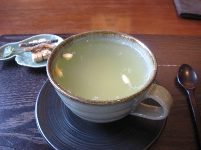 ワタシは柚子茶、夫はカフェラテをオーダー。<br />韓国で飲む柚子茶ははじめて。んー甘い。