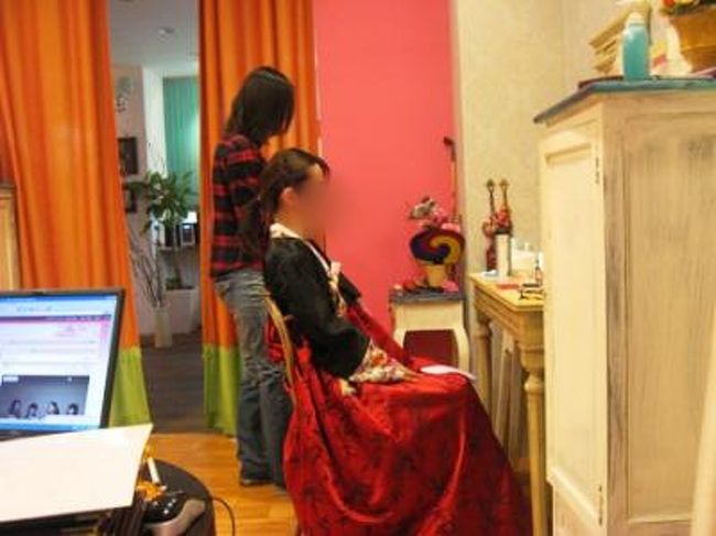 15:00　コスプレの時間ですよー。<br /><br />「ファンジニフォトカフェ」で家族写真を撮ります。<br />十数着の中からお好みの韓服を選んで着せてもらい、ヘアメイクを施してもらいます。<br />まだ新しいスタジオなので衣装も新品ばかりで気分よし。<br />ワタシがソロ写真を撮っている間に夫と息子が着替えさせてもらいます。