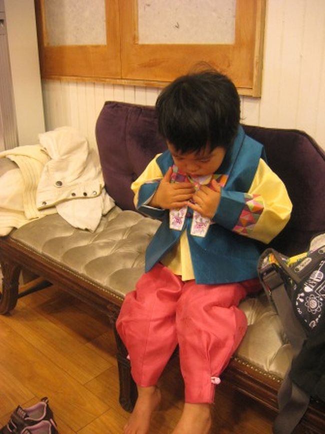 予約時に韓服で家族写真を撮りたいと伝えたところ、<br />この日のために息子用の韓服を用意してくれました！<br />なんて親切ｖｖ<br /><br />がしかーし、寝起きにむりやり着替えさせられた息子は撮影中も終始不機嫌。<br />俺は怒ってるんだアピールがすごかったです。わはは。<br />