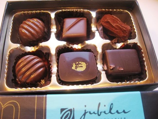 17:00　ホテルに戻ってショコラ休憩♪<br /><br />大学路にあるチョコレートショップ「ジュビリーショコラティエ」に行く予定だったのですが、<br />ホテルの最上階に出店してたので(ラッキー)おやつに購入。<br />お値段は大学路のショップは1粒W1,500だったのに対し、ホテルはW2,000とちょいお高めでした。<br /><br />お味は、うーんまあまあ？　<br />ピエールマルコリーニやジャンポールエヴァンがAクラスなら、Bクラス程度でしょうか。<br />でも韓国ではこのレベルのチョコが食べられることはすごいことなんだそうです。<br />総合的にみて1粒150円位で食べられるならお得かも♪<br />