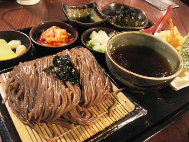 ワタシの天ざるそば定食。<br />天ぷらはサクッとしてておいしかったんですがー、<br />おそばが冷麺の麺でした。(凹)<br /><br />どんだけプルプルしてるんだよ、と。<br />そして何にでもついてくるキムチ。さすがです。