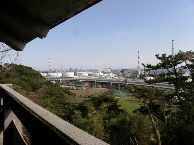 三重塔からさらに歩くと三渓園のはじにある松風閣にたどり着きます。<br />近代的な景色が見えるのがなんだか不思議な感じ。