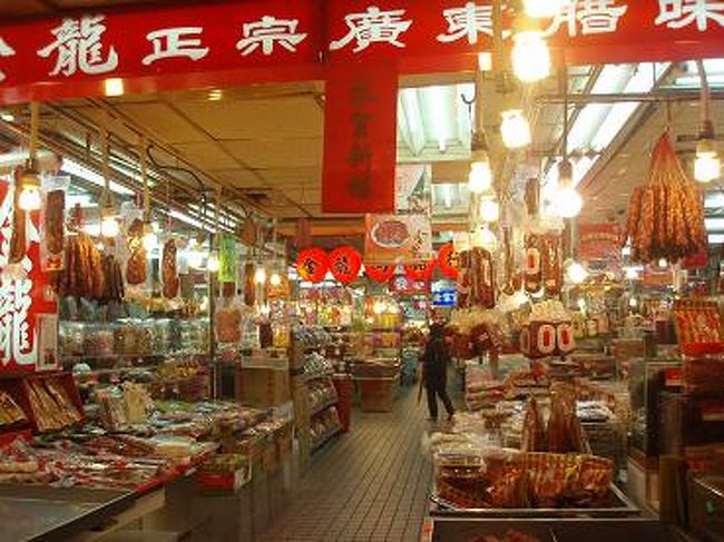 地元の人が集まる庶民の台所です。<br /><br />こちらでショッピングです。<br />カラスミも売っていて、この時は買わなかったけど、<br />後で他のお店とか行きましたが、ここが一番安かったので後悔〜(>_