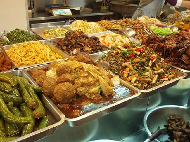 朝早くから、こんなにお惣菜が出来てて、<br />台湾の人は朝から元気だな〜