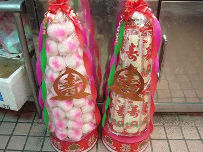 お祝い用かな？<br />桃のおまんじゅうがいっぱい入ってました！