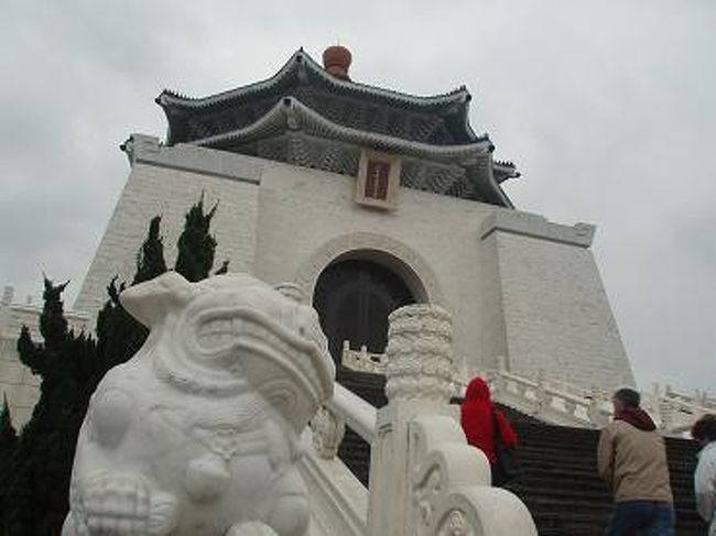 高さ約７０ｍの青い八角型瓦屋根の祈念堂です。