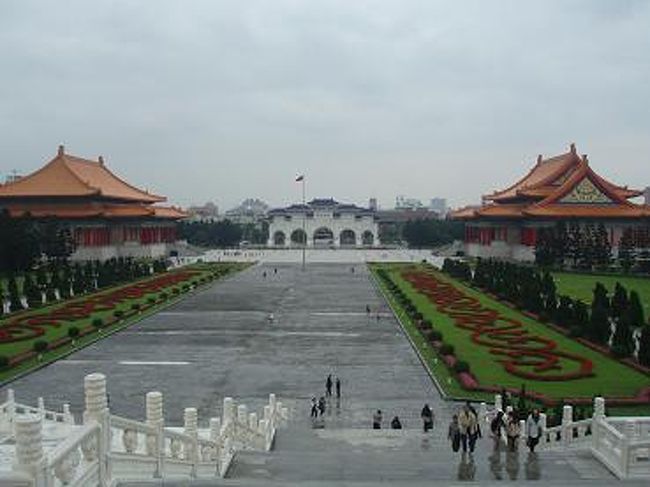 祈念堂からの眺めです。<br />この日は曇りで天気悪いでしたが(^_^;)<br />庭園が綺麗にガーデニングされてて素敵でした。<br />