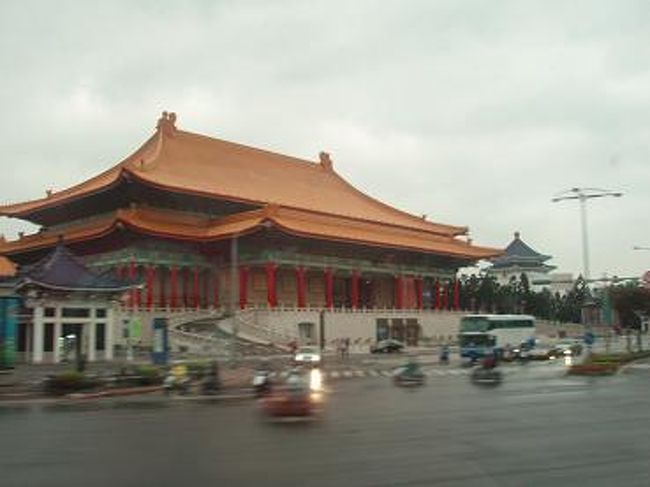 オレンジ色の建物は【国家音楽庁】