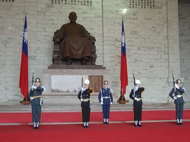 台湾を治めた、蒋介石の像がありました。<br />衛兵の交代式をやっていましたよ〜<br />
