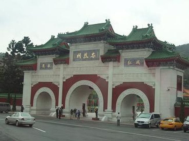 【忠烈祠】<br /><br />戦争などによって戦死した霊を祭る所です。