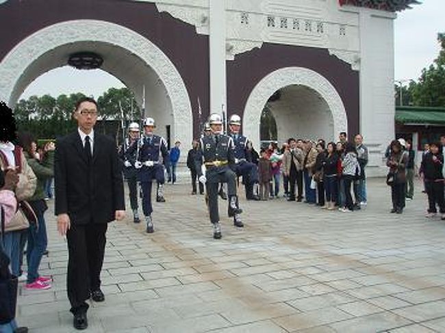 毎日、軍の衛兵さんの交代式があるのですが、<br />観光客でいっぱいでした！<br /><br />人混みをかき分け写真撮らなきゃ！！<br />