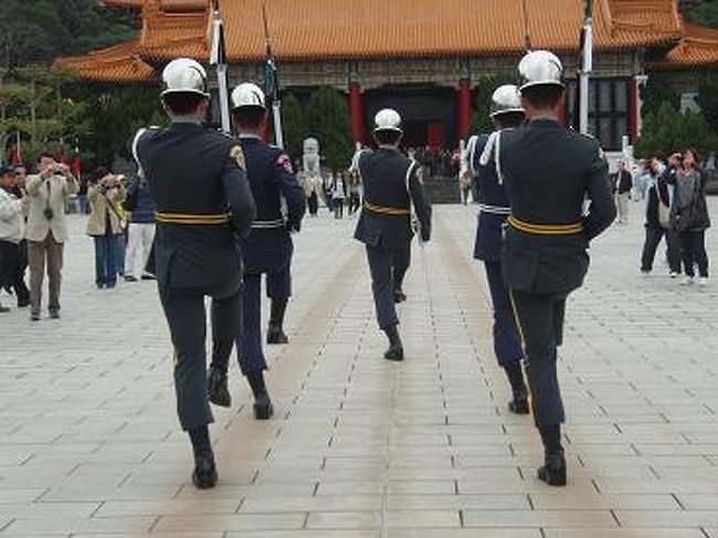 衛兵さんの通る道が赤くなってるのも驚きですね。<br />何十年？も続けているのですね〜