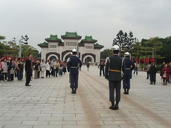 時折立ち止まったり、持っている銃回したり、<br />歩くスピードが遅くなったりします。