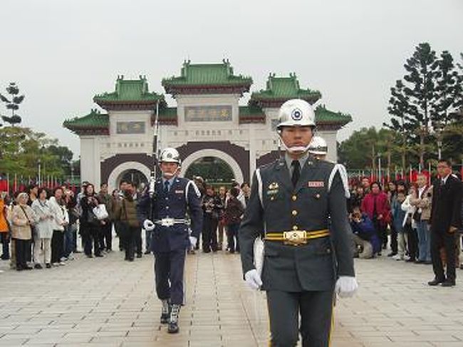 衛兵さんの後ろで写真撮ってたら、<br />急に振り返って歩き出したので、<br />急いで避けましたよ〜！！