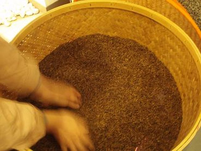 まず、入り口にあるカゴの中に入ったお茶の葉で手を綺麗にします。<br /><br />手をお茶の葉でゴシゴシすると、手がお茶の香りでイイ香り♪<br />