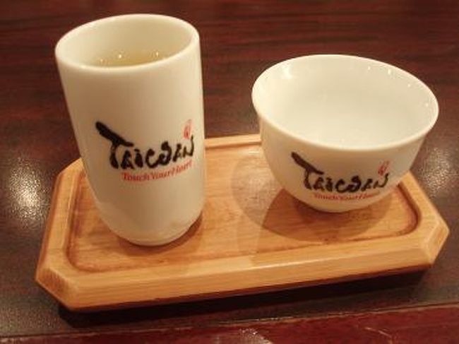 左：聞香杯<br />右：茶杯<br /><br />まず、聞香杯にお茶が注がれます。