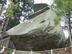大きい。
同じ様な形の石を見つけると、病気にならないらしい。

「烏帽子岩」