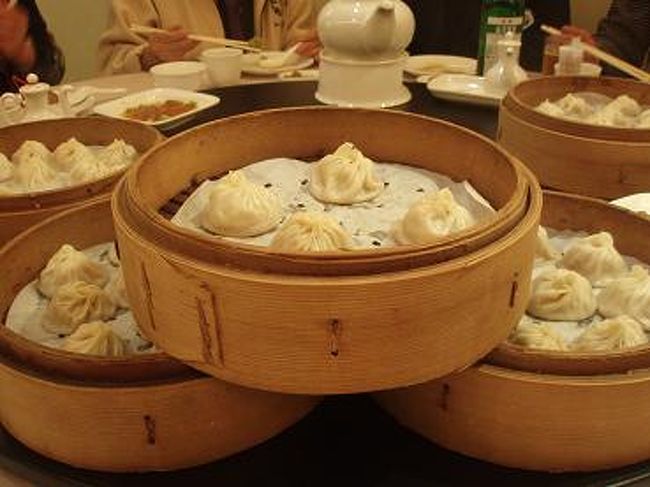 【点水楼レストラン】にて、お昼です。<br /><br />本場の小籠包と点心料理です！<br />早速、小籠包がいっぱい出てきましたよ♪<br />一口食べたら、肉汁がじゅわ〜で熱い！！<br />