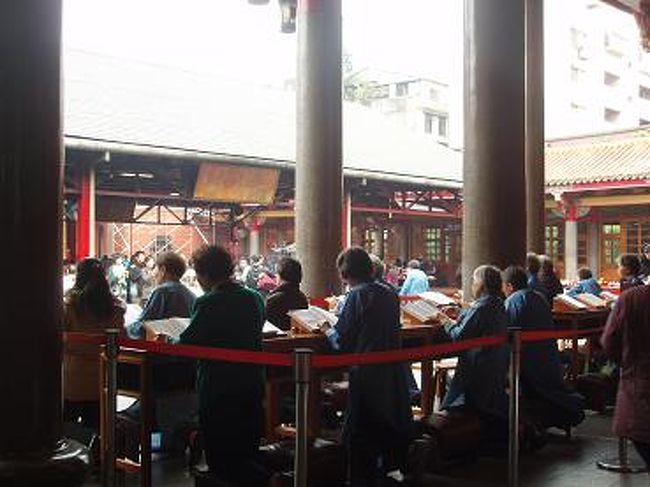 台湾の方は信仰が厚く、熱心にお祈りしていました。