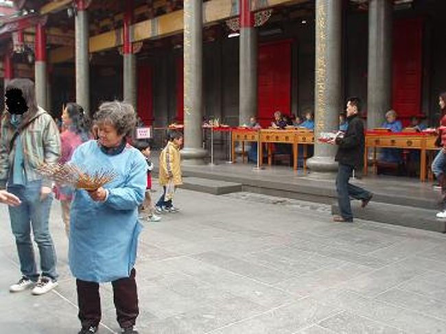 私たちも、青い服着てお線香持っている方にお線香頂いて、お参りしてきました。