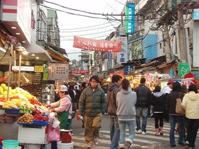 屋台とかお店がたくさんある夜市です。<br />すごい人混みで身動き取るのも大変！