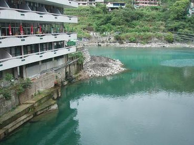 川沿いに露天風呂があって無料なのでたくさんの方が入浴していましたよ。<br />水着着用なら、誰でも入れるそう。