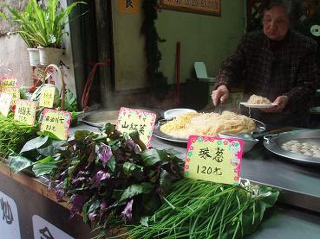 温泉街やおみやげ点などたくさん並んでいました。<br />焼きそば？みたいの作ってて美味しそう♪