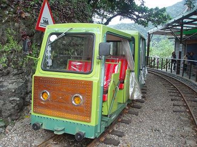 小さくてカワイイトロッコに乗って、<br />烏来特定風景区まで出発！！