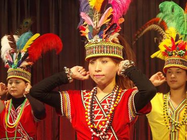 ショーが始まりました〜♪<br />真ん中のお姉さんは、今年のミス烏来なんだって！<br />美人さん(*^-^*)