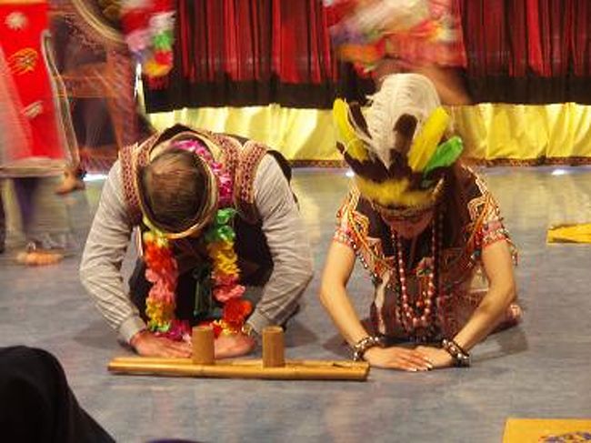 観客も何人か連れてかれて、一緒に踊りしました。