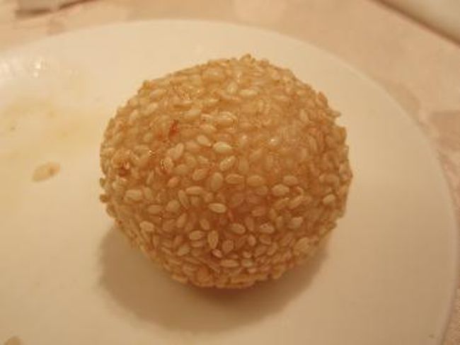 ごま団子です。<br />中にあんこが入ってて美味！<br />久々に和菓子っぽいの食べれて嬉しい〜(笑)