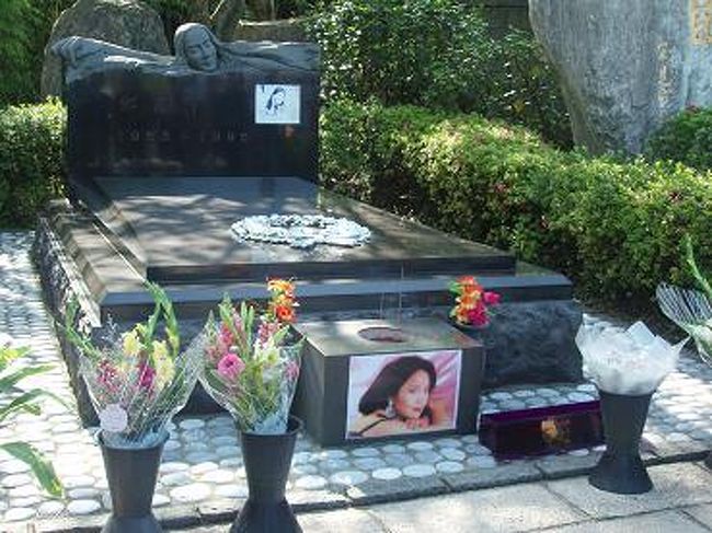 この墓園に、テレサ・テンさんの眠るお墓があります。