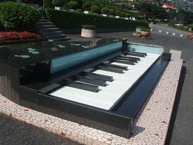 大きなピアノもありました。<br />以前は、鍵盤を押すと音が出てたそうですが、<br />今は壊れてしまって音が出なかったです(^_^;)