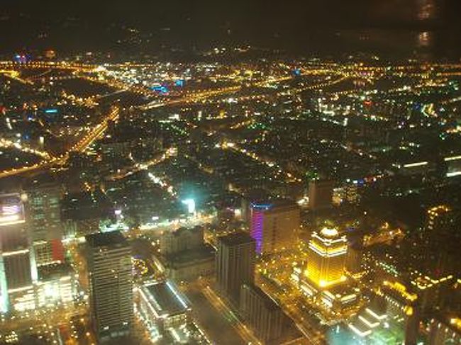 ←こちらは、夜景モードで撮ったものです。<br /><br />こっちのが綺麗に撮れて好きかな〜♪<br />