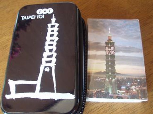 お土産屋さんで、5000元くらい買うと、トランプ貰えますよ♪