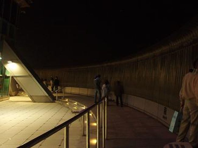 89階から91階の屋外展望台にも行ってみました。<br />寒い！！