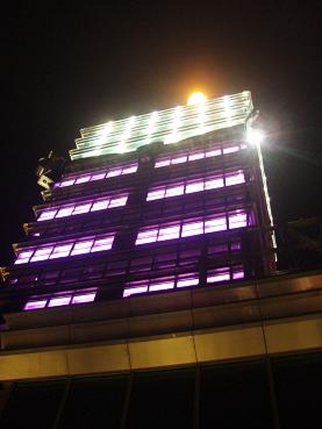 屋外展望台からの、台北１０１です。<br />やっと　てっぺんが見えたかも！
