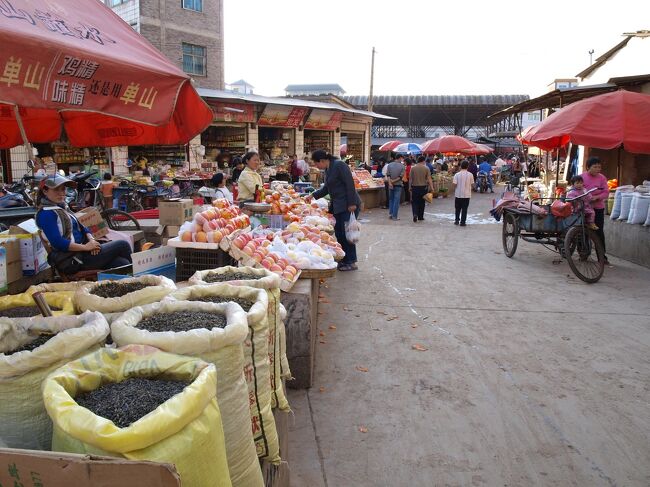 牛街から羅平市街に戻り、市場に行ってみた。<br />そういえば昼ごはん抜きだった。<br />