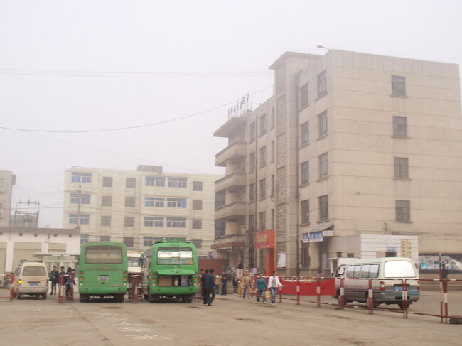 宿を決めたらバスターミナルへ向かう。<br />バスターミナル横（脇）から板橋行きバスに乗る。<br /><br />九龍瀑布群へ行くには板橋で乗り合いワゴンに乗り換える。<br />町全体が霧に覆われていた。