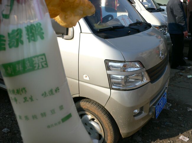 板橋で乗り合いワゴンに乗り換え。<br />なかなか人が集まる気配がないので、露天で油条（５角）と豆乳（５角）を買って朝食にした。<br /><br />それにしても１時間経っても私を含め３人のみ。<br />次第に人が６人、ひとり増え７人ワゴン車の前に集まりだした。<br />みんな必死に何かを言っているがさっぱりわからず。<br /><br />若い女性が紙とペンを取り出し、やっと筆談で理解できた。<br />６人揃えば一人５元だが、３人で一人１０元（１５０円）ずつ出せば今すぐ出発できる。<br />よし、ＯＫ牧場！