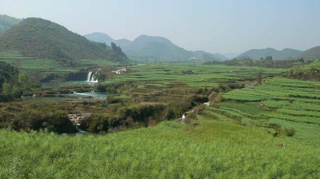 情人瀑から、さらに上ってゆくと遊歩道の終点になった。<br />菜の花が満開なら絶景だろう。<br />仙境のような景色を眺め美味い空気を存分に味わった。<br />