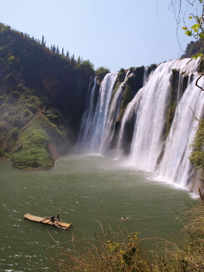 身なりからして都会から来た若者がオレにもやらせろとやってみたもののアホな事態になったものと思われる。<br /><br />船頭らしきおっちゃんがパンツ一丁で河に飛び込み棹を取り戻す、の図（爆！！）<br />中国おもしろすぎ。