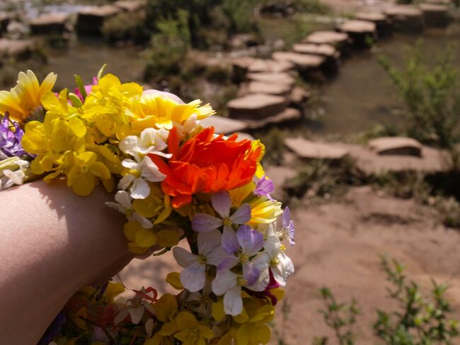 花冠をかぶったら後ろから石を投げられそうなので（笑）<br />ブレスレットを購入。<br />なんかハッピー気分なのだ♪<br />