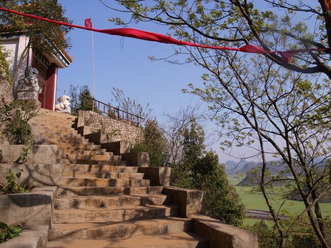 板橋に戻り、乗り合いワゴンを乗り換えて金鶏峰へ。<br /><br />金鶏霊儀寺の展望台まで、えっちらおっちら上っていく。<br />展望台は、ひょっこりひょうたん島のような山を見上げると写真の赤い門が見えるので目印になるかもしれない。