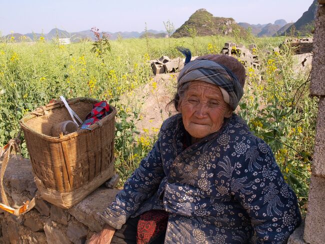 金鶏峰で出会ったおばあちゃん<br /><br />おばあちゃんが話しかけてくれたのに言葉がわからない。<br />紙に「日本人」と書いたが、字は読めない・・ようだった。<br /><br />皺が深く深く刻まれたおばあちゃんは、日本ではあまり見なくなったような気がする。<br /><br />私はこのおばあちゃんを見てとても美しい女性だと思った。<br />凛とした誇りと魅力を感じたからだ。<br /><br />体になじんだ藍染めの野良着は輝いていた。<br />「おばあちゃん、いつまでもお元気でね」<br />日本語で別れの挨拶をして手を振りながら泣きそうになる。